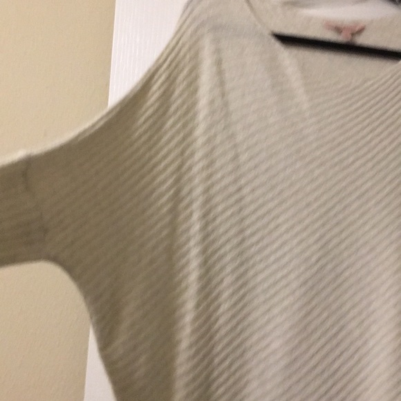 Cream butterfly sleeve sweater - Picture 2 of 3